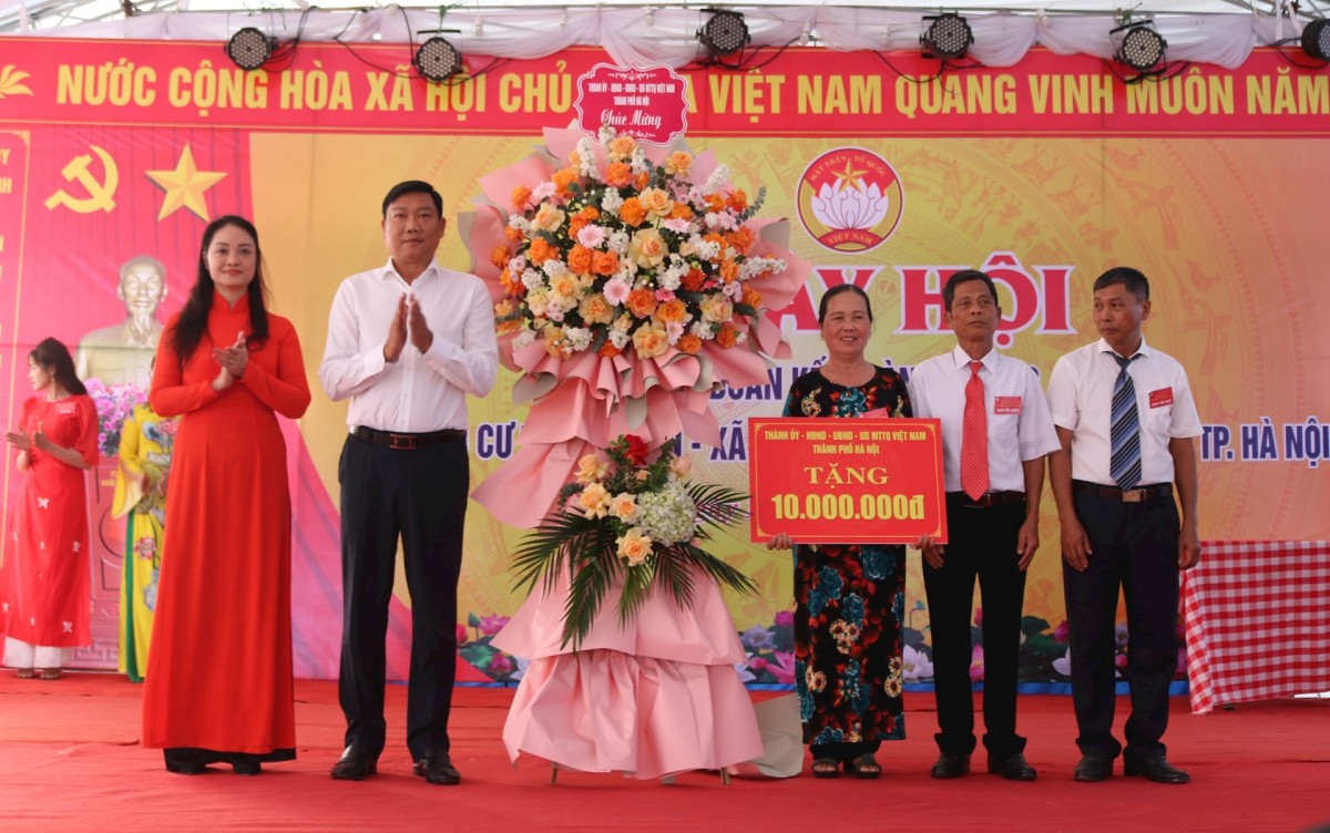 Trưởng ban Dân vận Thành ủy Hà Nội dự Ngày hội Đại đoàn kết toàn dân tộc tại thôn Muôn