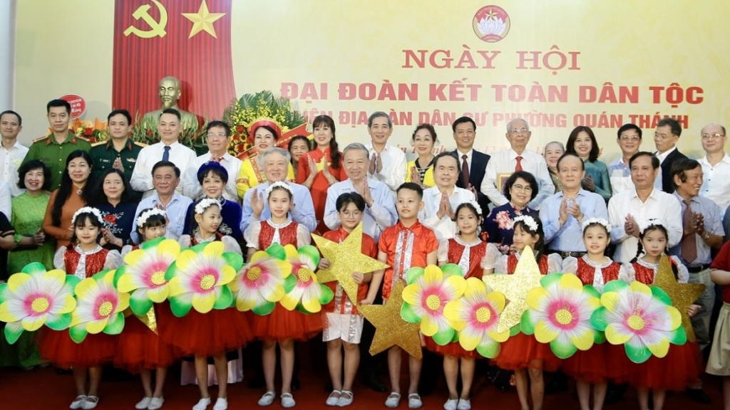 Tổng Bí thư Tô Lâm chung vui Ngày hội Đại đoàn kết toàn dân tộc với nhân dân phường Quán Thánh