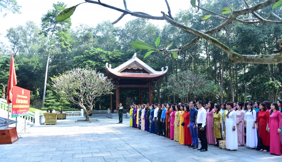 Đoàn đại biểu Công đoàn quận Hoàng Mai báo công dâng Bác tại Khu K9