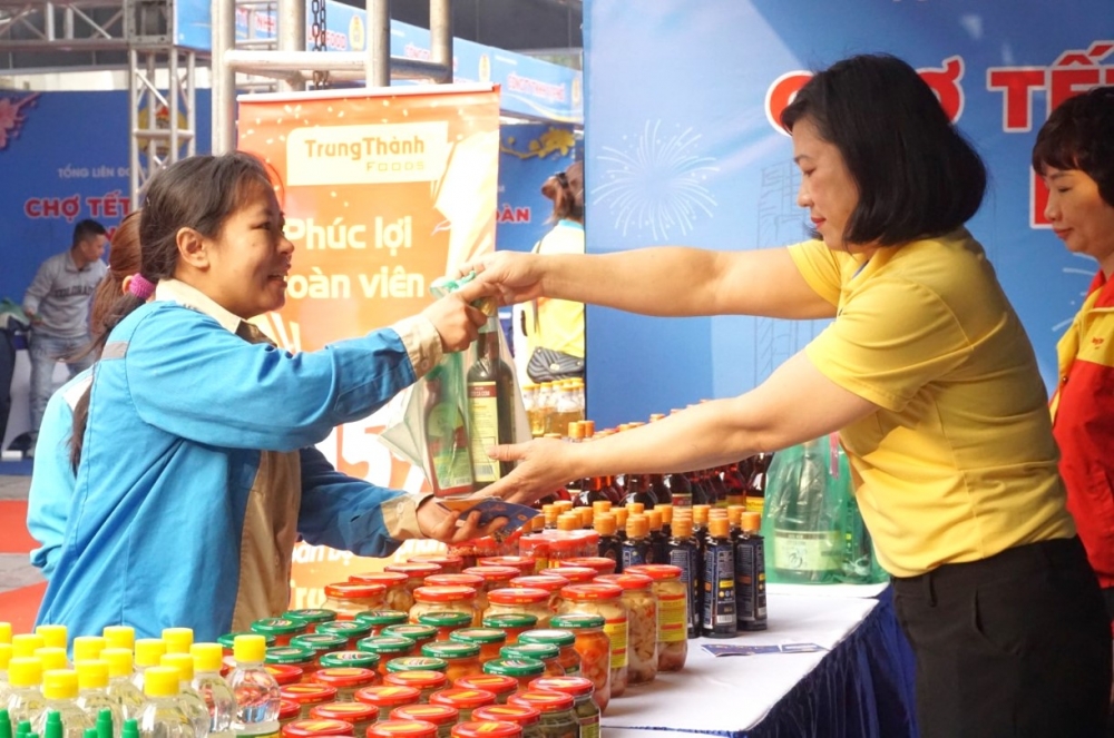 Người lao động Thủ đô hào hứng tham gia Chợ Tết Công đoàn