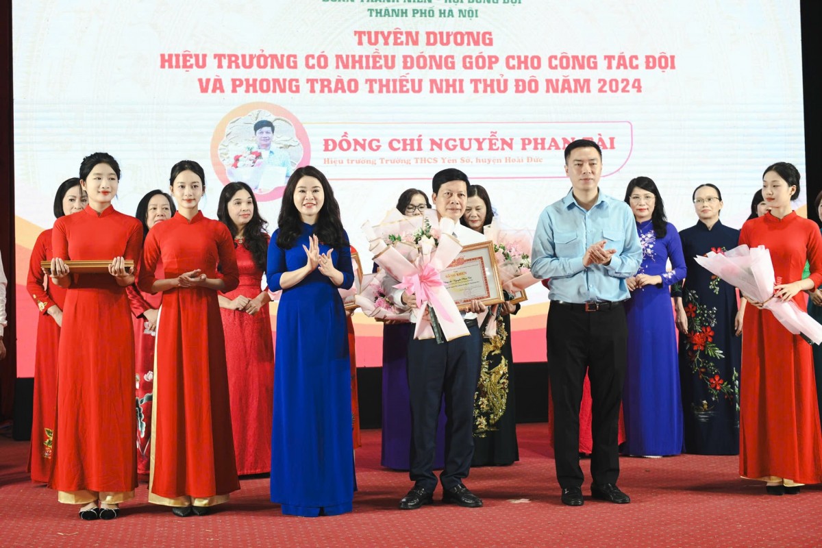 Bí thư Thành đoàn Hà Nội Chu Hồng Minh; Phó Trưởng ban Công tác Thiếu nhi Trung ương Đoàn Hoàng Thái Nam trao Bằng khen cho các Hiệu trưởng tiêu biểu. 