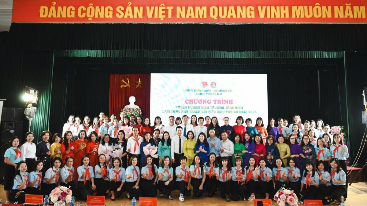 Lãnh đạo Trung ương đoàn, Thành đoàn Hà Nội, Trường Lê Duẩn cùng các Hiệu trưởng và giáo viên làm Tổng phụ trách Đội xuất sắc tiêu biểu. 