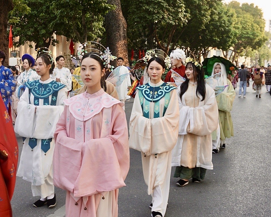 Gần 500 người mẫu tham gia Bách Hoa Bộ Hành: Nơi những bông hoa tình yêu văn hóa dân tộc khoe sắc