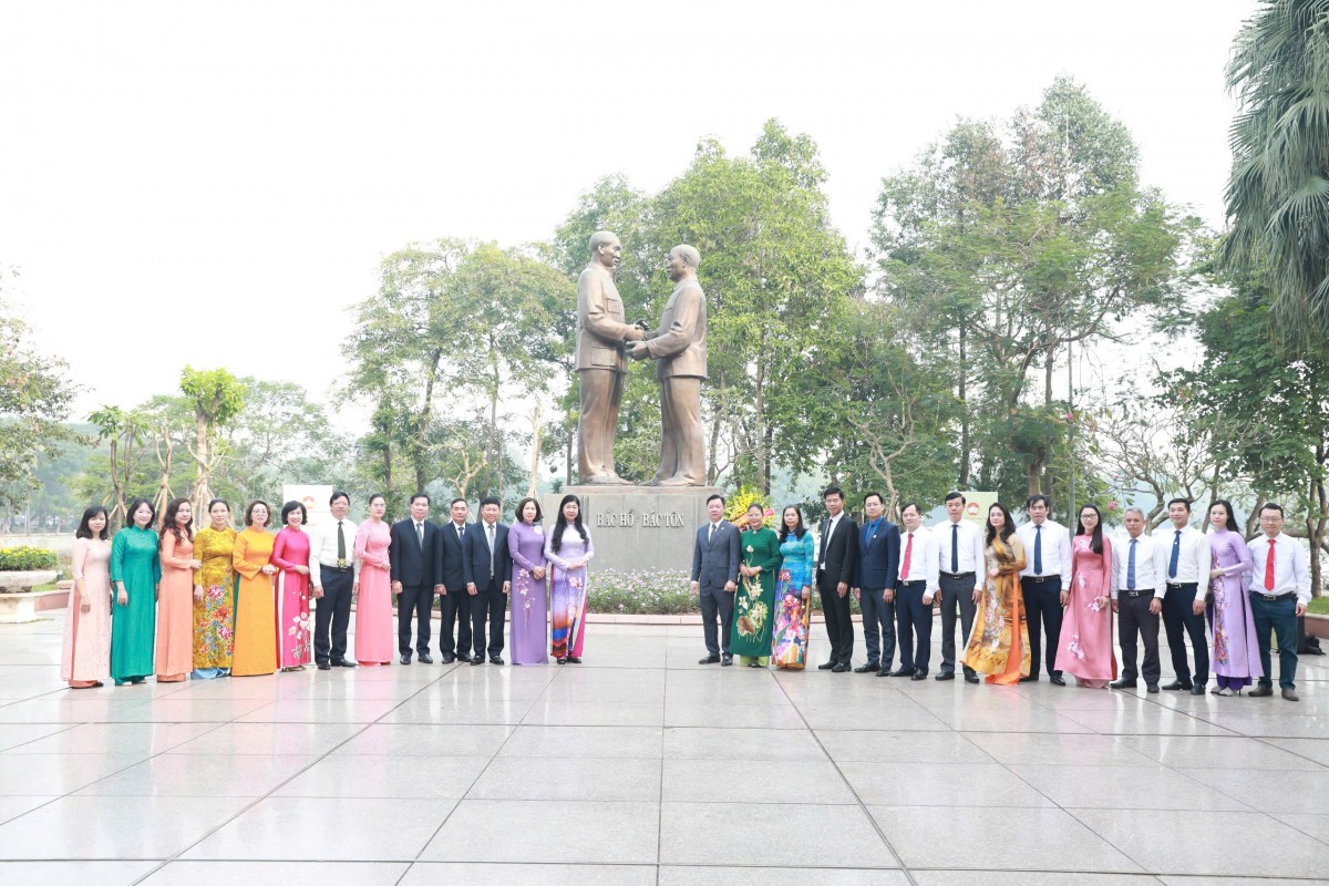 Đoàn đại biểu Mặt trận thành phố Hà Nội dâng hoa tại Tượng đài Bác Hồ - Bác Tôn