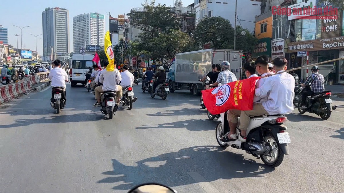 Công an xác minh nhóm học sinh đầu trần đi xe máy cầm cờ trên đường Nguyễn Trãi