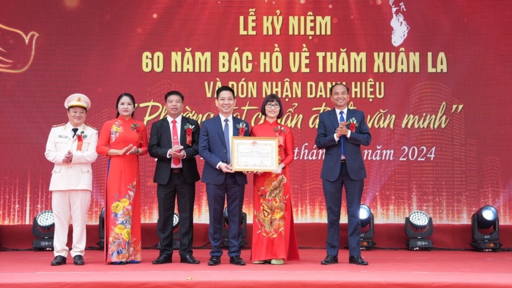 Phường đầu tiên của quận Tây Hồ nhận danh hiệu “Phường đạt chuẩn đô thị văn minh”