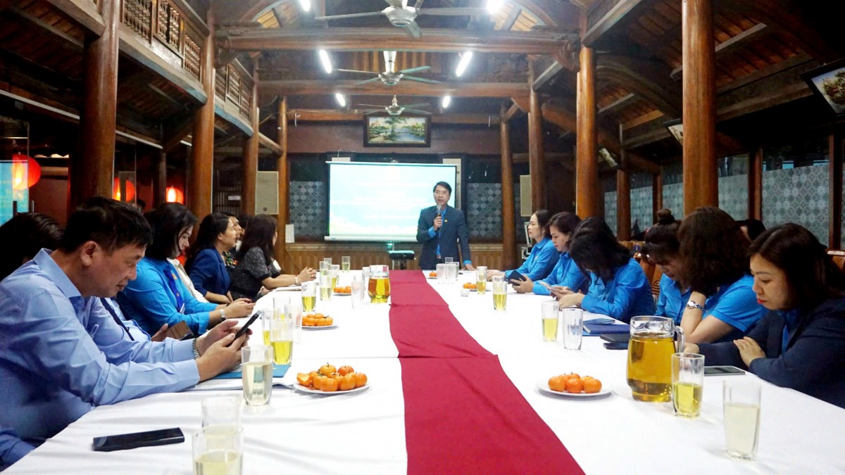 LĐLĐ quận Long Biên gặp mặt cán bộ Công đoàn các thời kỳ nhân kỷ niệm 21 năm thành lập