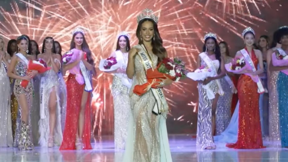 Tân Miss Intercontinental đăng quang với váy cỏ lau của NTK Nguyễn Minh Tuấn