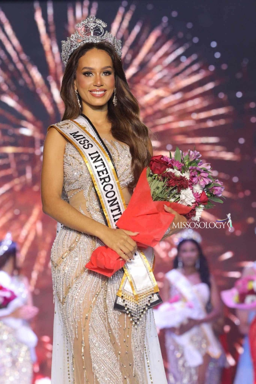 Tân Miss Intercontinental đăng quang với váy cỏ lau của NTK Nguyễn Minh Tuấn