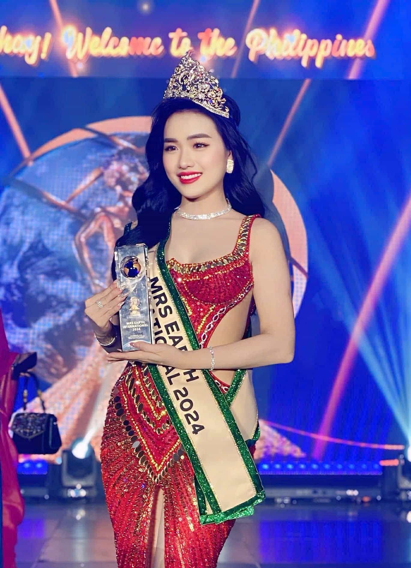 Vũ Thị Hoa đăng quang ngôi vị Hoa hậu Mrs Earth International 2024