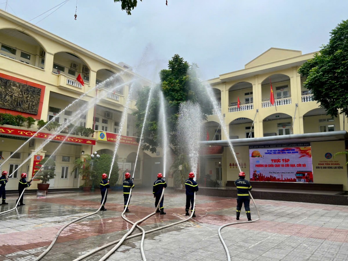 Trường Tiểu học Đinh Tiên Hoàng: Thực tập phương án chữa cháy và cứu nạn cứu hộ