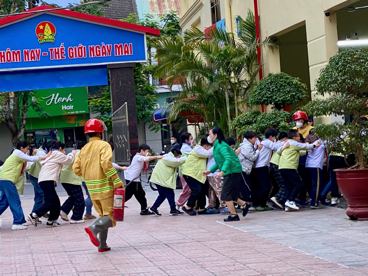 Trường Tiểu học Đinh Tiên Hoàng: Thực tập phương án chữa cháy và cứu nạn cứu hộ