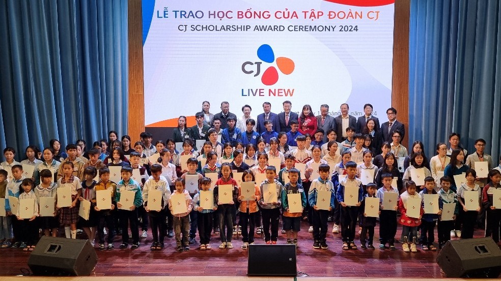 CJ trao tặng học bổng cho học sinh, sinh viên nghèo - Nỗ lực chung tay vì giáo dục