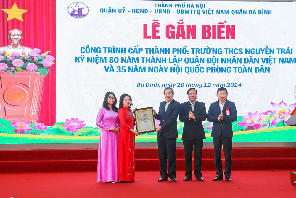 Gắn biển công trình trường học cấp Thành phố kỷ niệm 80 năm thành lập Quân đội nhân dân Việt Nam