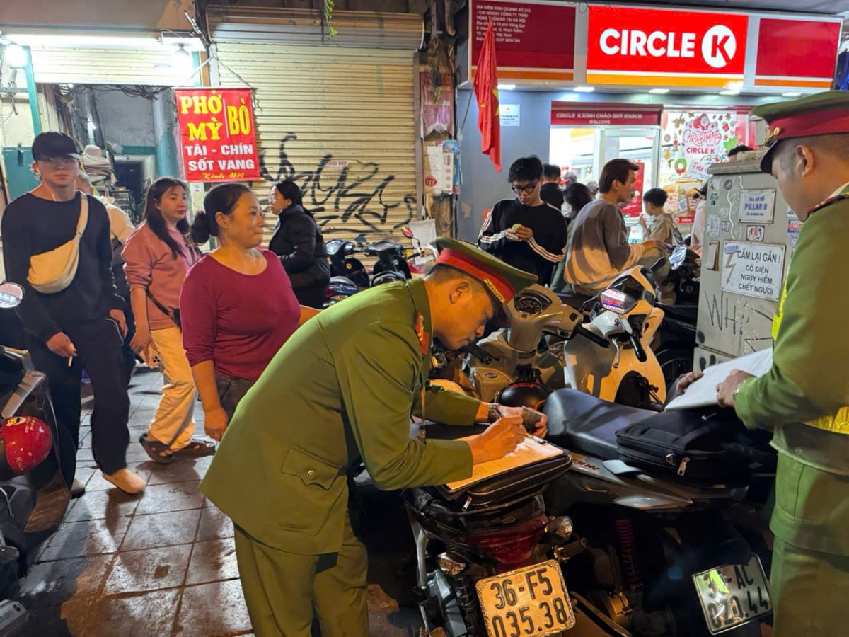 Quận hoàn Kiếm: Xử phạt hàng loạt bãi xe tự phát trong đêm Giáng Sinh