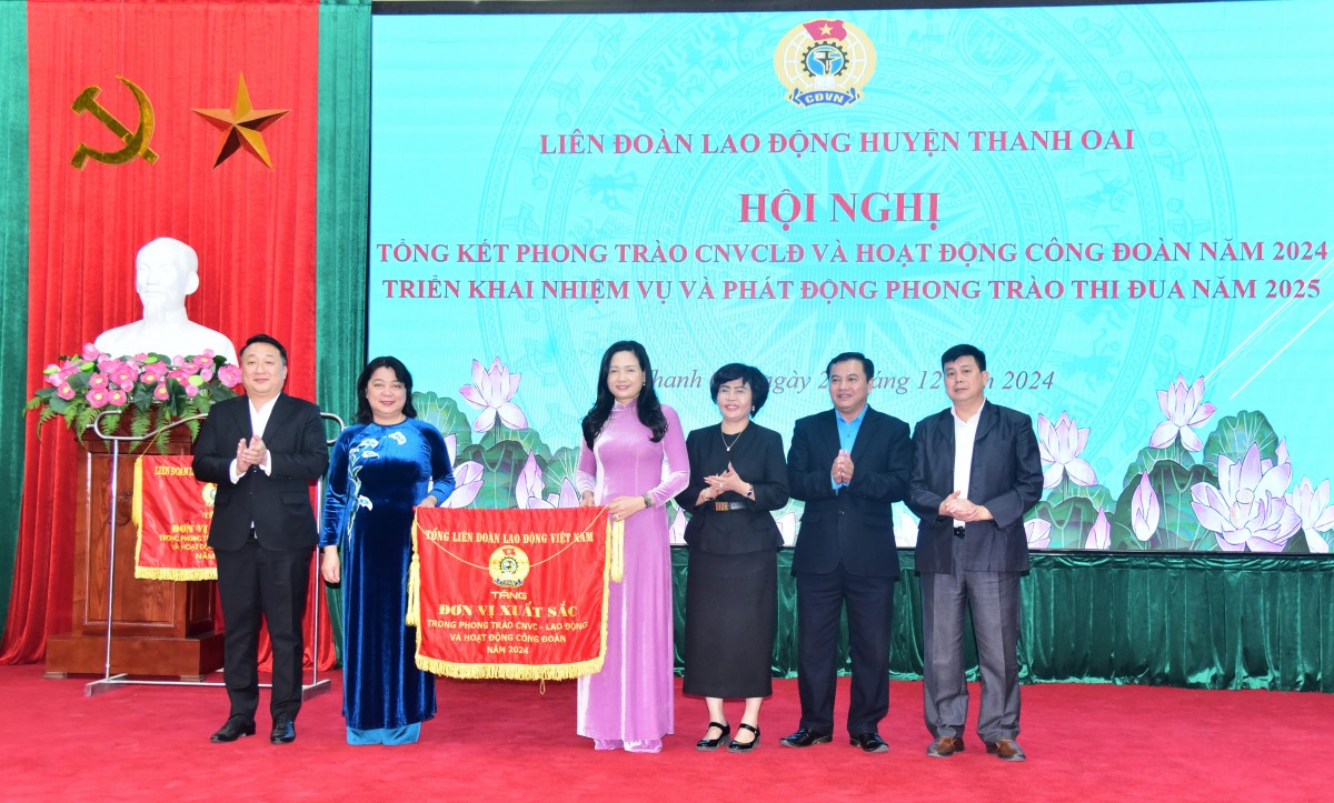 LĐLĐ huyện Thanh Oai được trao Cờ thi đua xuất sắc