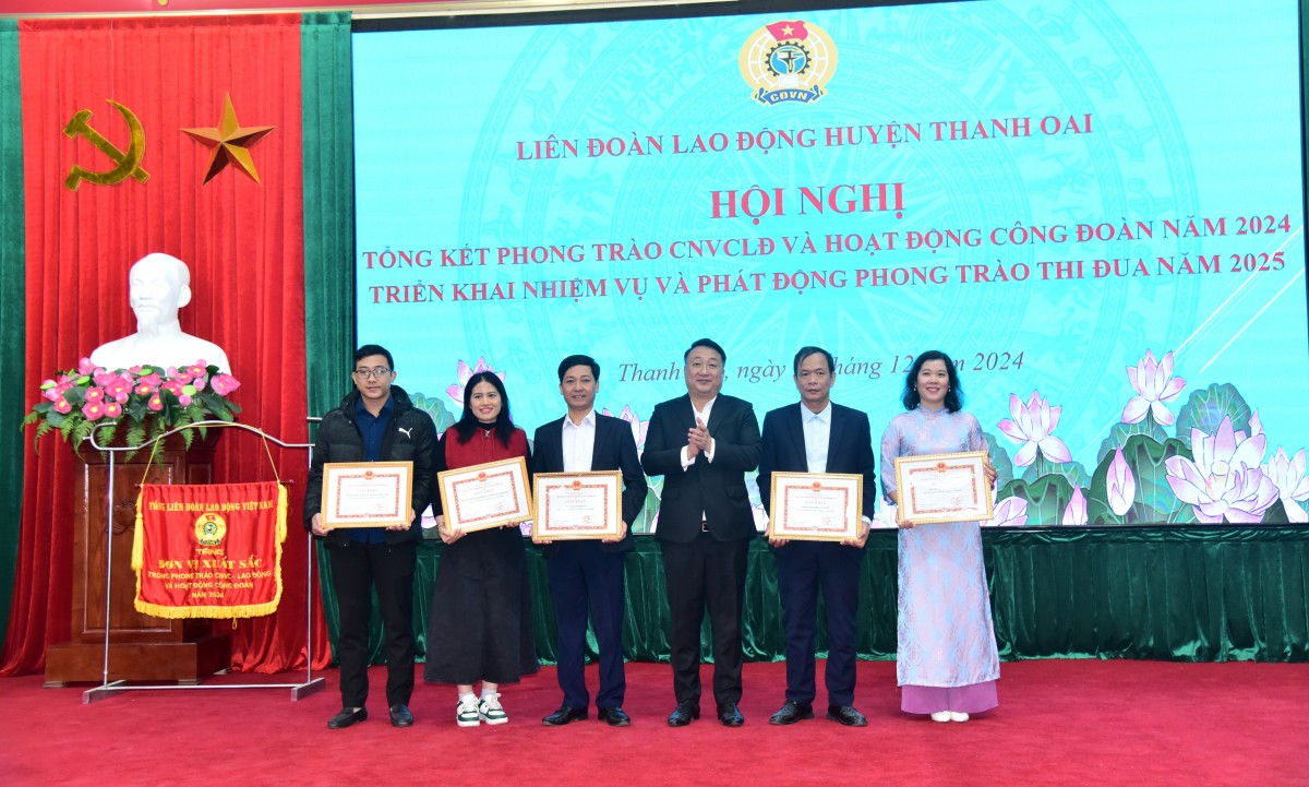 LĐLĐ huyện Thanh Oai được trao Cờ thi đua xuất sắc