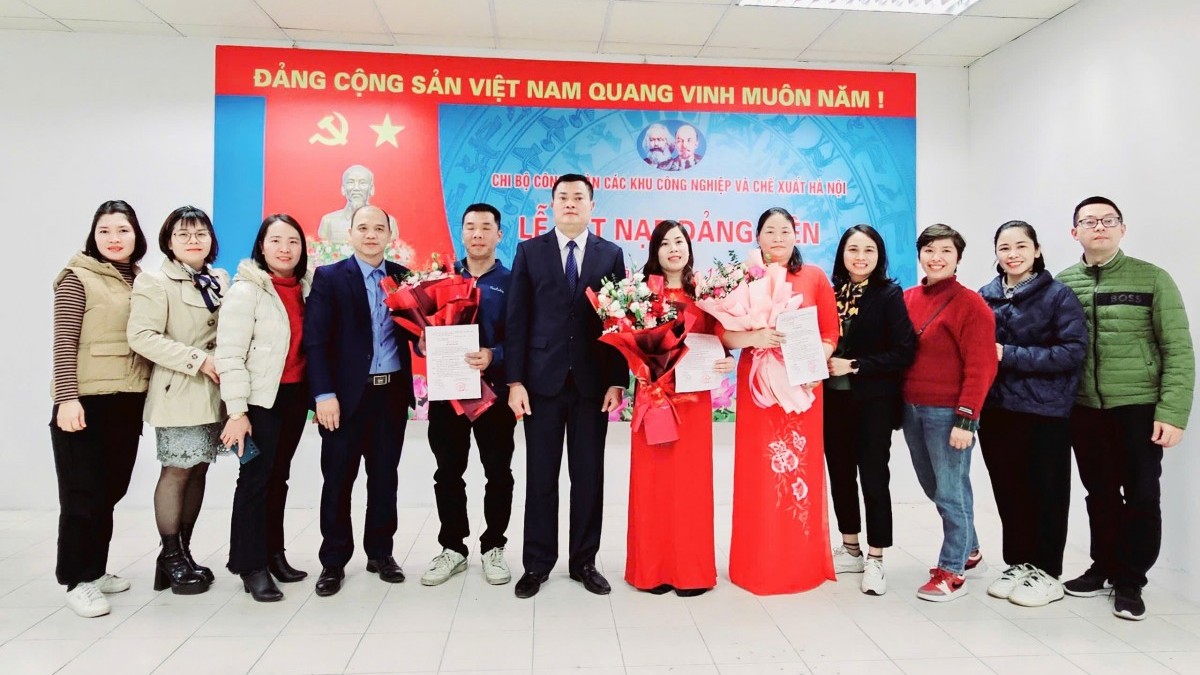 Kết nạp thêm 3 quần chúng ưu tú vào hàng ngũ của Đảng