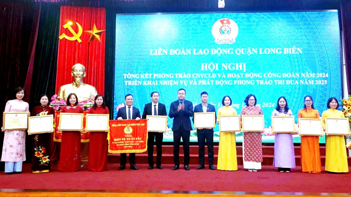 LĐLĐ quận Long Biên được tặng thưởng Cờ thi đua xuất sắc của Tổng LĐLĐ Việt Nam