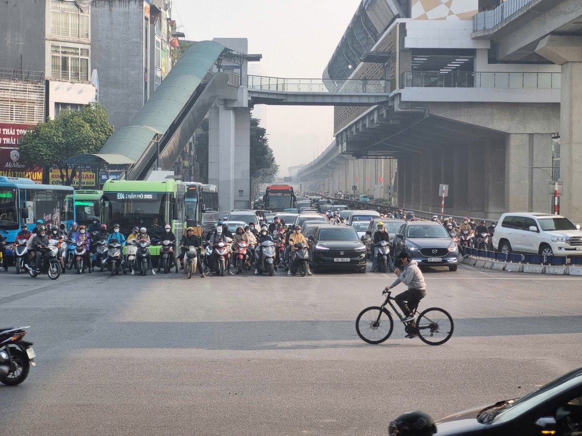 Ngày làm việc đầu tiên năm 2025: Giao thông Hà Nội đã có chuyển biến rõ rệt