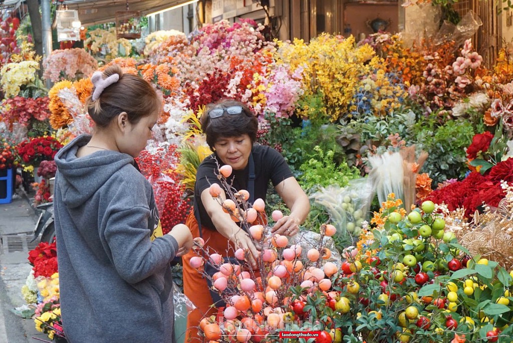 Hà Nội rực rỡ phố hoa lụa ngày gần Tết