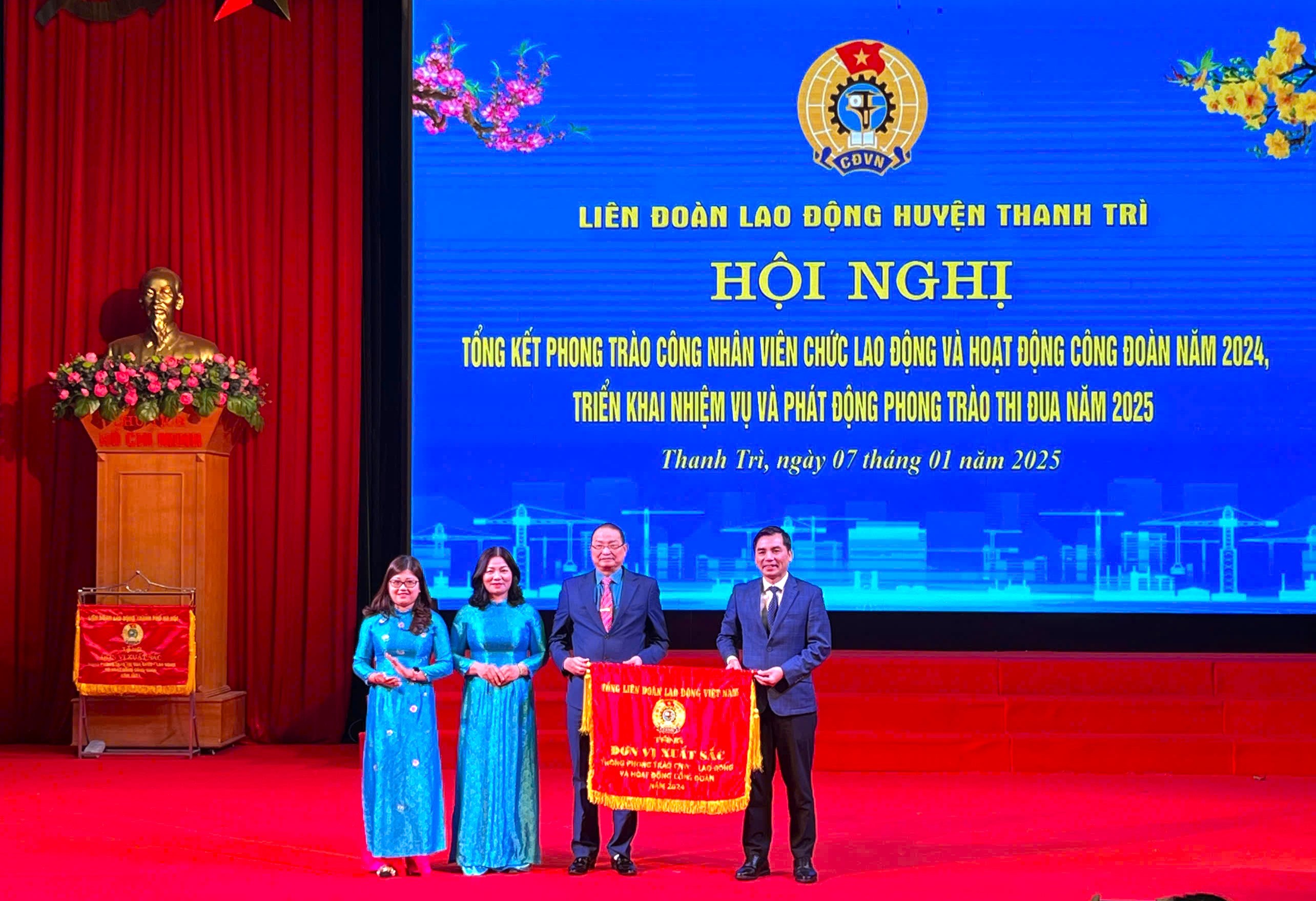 Liên đoàn Lao động huyện Thanh Trì nhận Cờ đơn vị xuất sắc của Tổng Liên đoàn Lao động Việt Nam