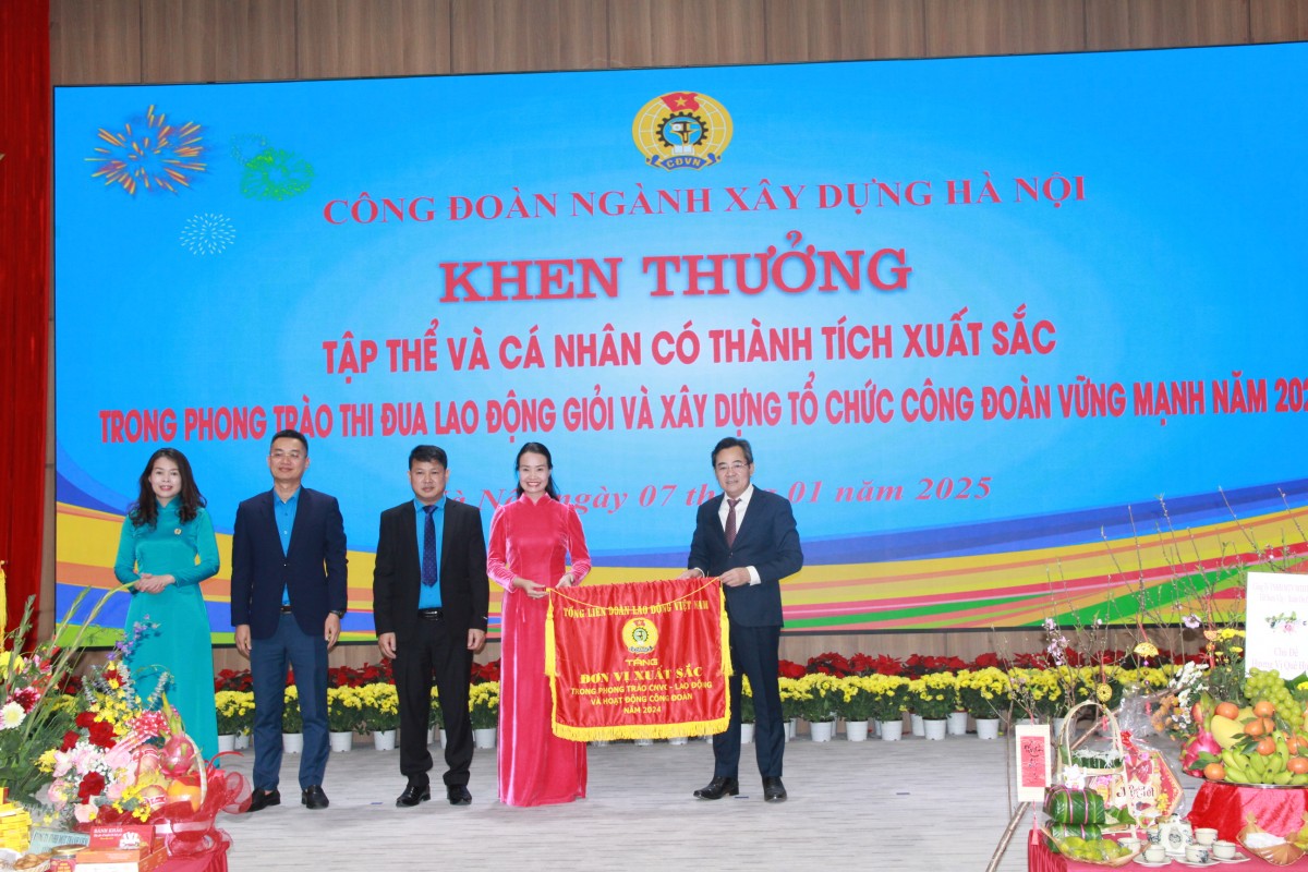 Công đoàn ngành Xây dựng Hà Nội nhận Cờ thi đua của Tổng LĐLĐ Việt Nam