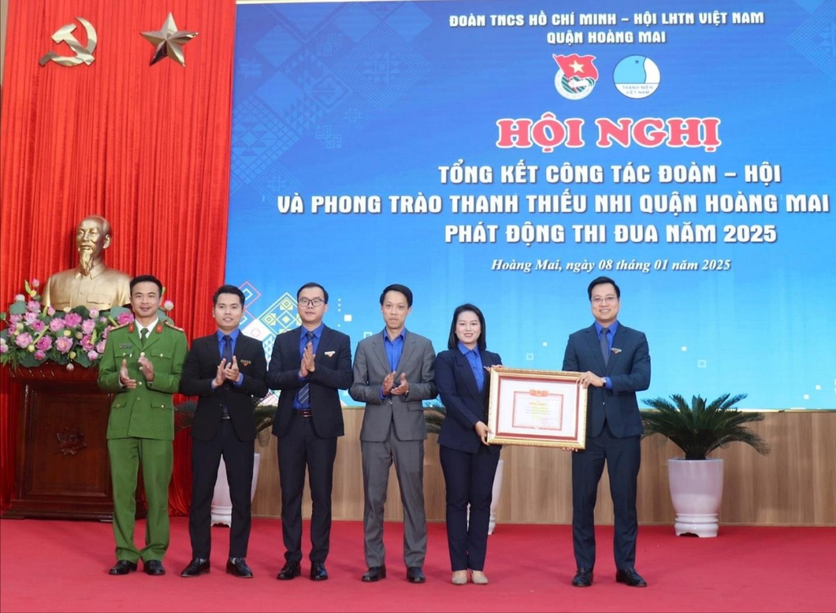 Phó Bí thư Thành đoàn Hà Nội Trần Quang Hưng tặng Giấy khen cho Ban Thường vụ Quận đoàn Hoàng Mai.