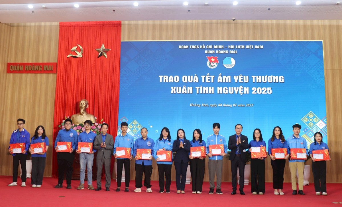 Ban Thường vụ Quận đoàn Hoàng Mai tặng quà các bạn đoàn viên, thanh niên có hoàn cảnh khó khăn.