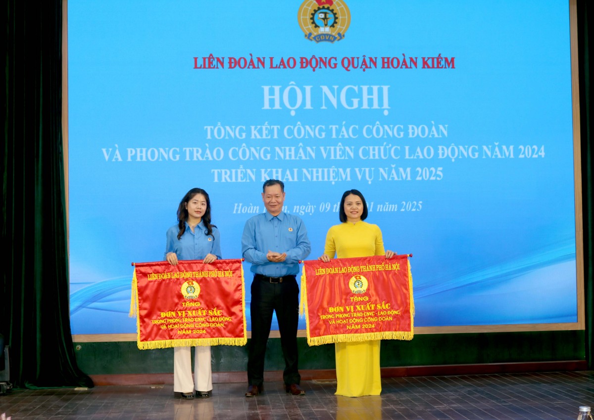 LĐLĐ quận Hoàn Kiếm được tặng thưởng Cờ thi đua xuất sắc của LĐLĐ Thành phố