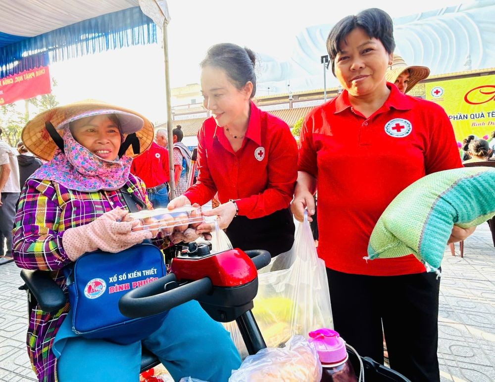 Bình Dương: Nhiều hoạt động chăm lo Tết cho người dân có hoàn cảnh khó khăn