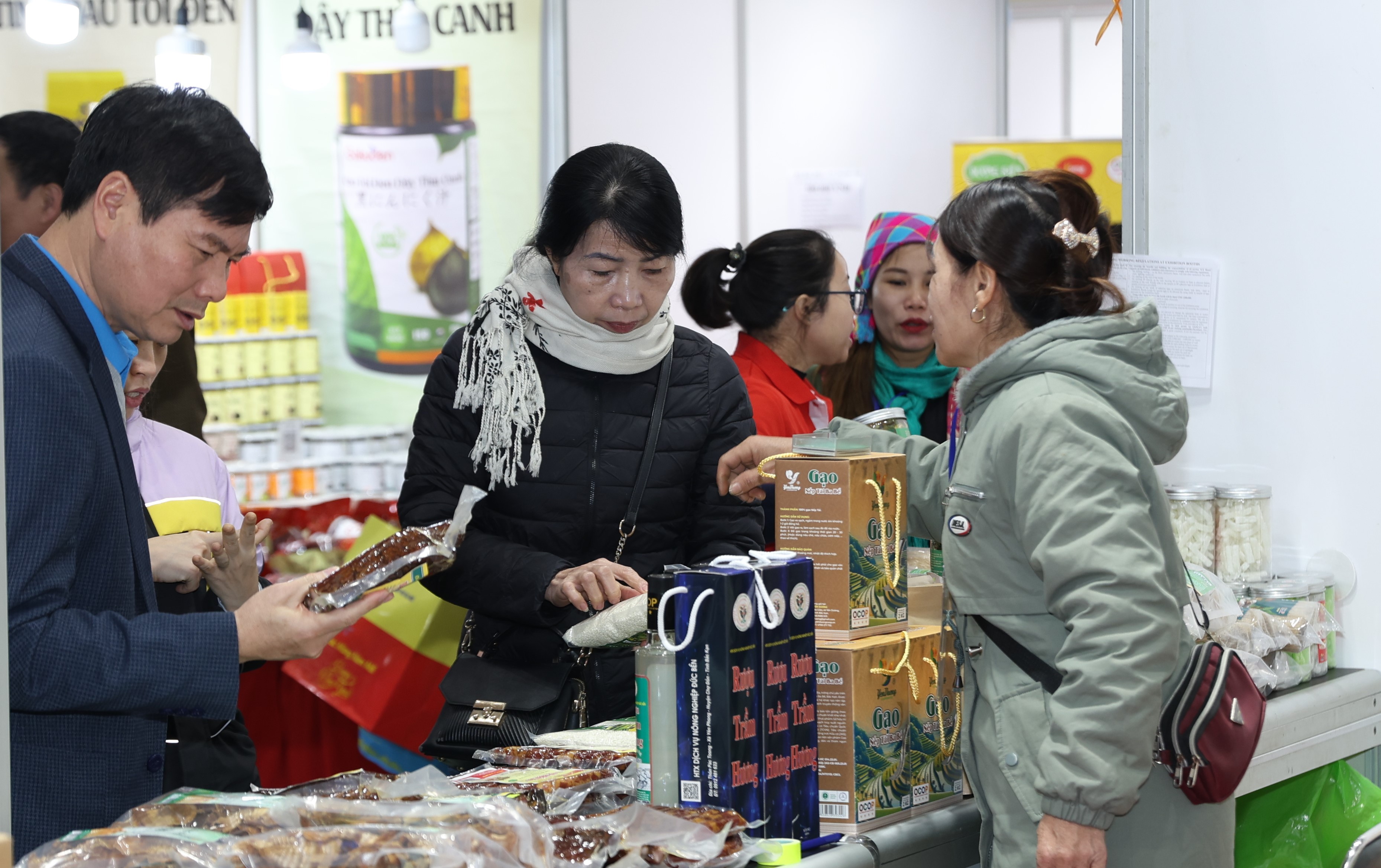 Công nhân lao động Thủ đô nô nức mua sắm tại “Chợ Tết Công đoàn”