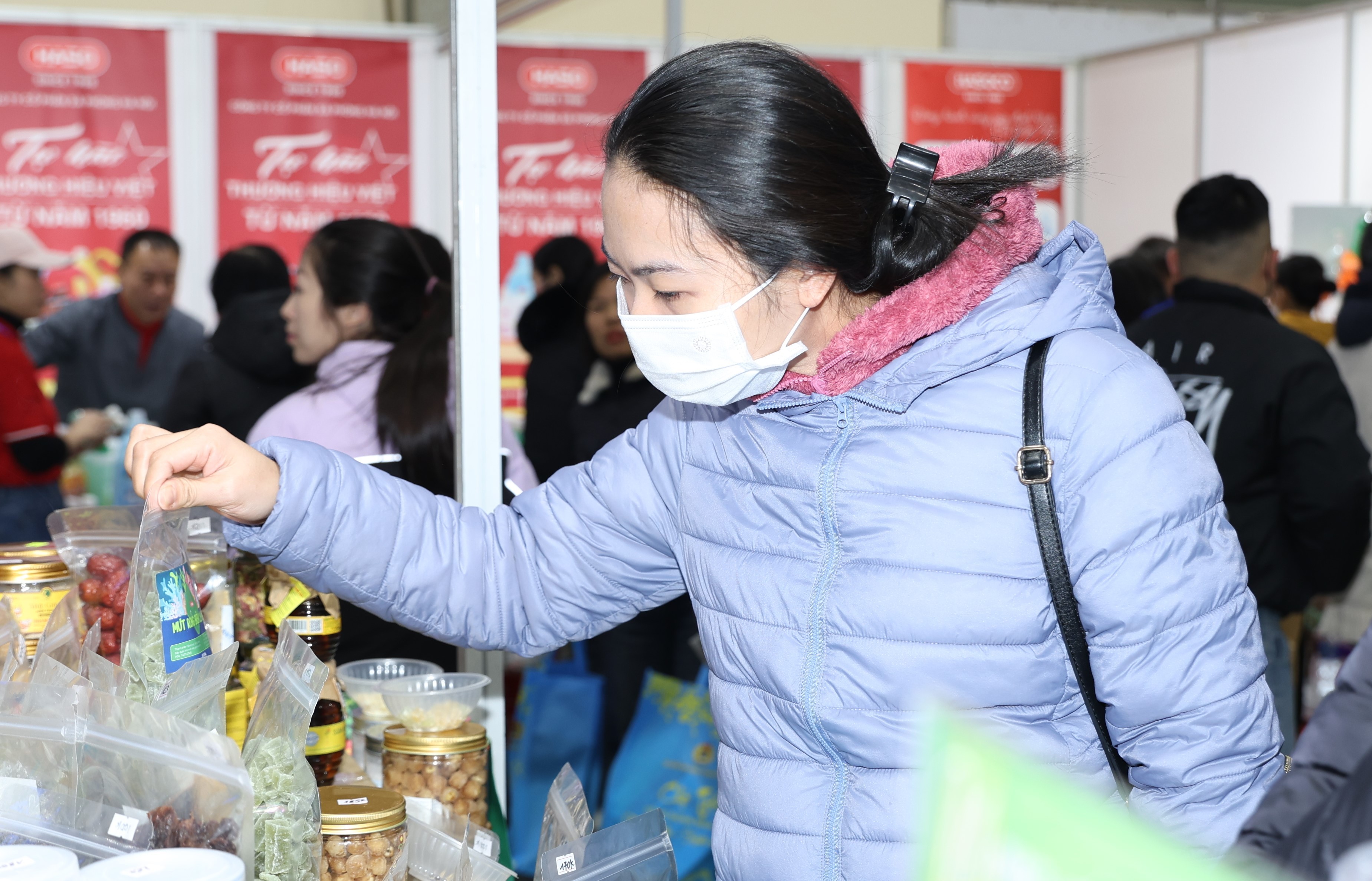 Công nhân lao động Thủ đô nô nức mua sắm tại “Chợ Tết Công đoàn”