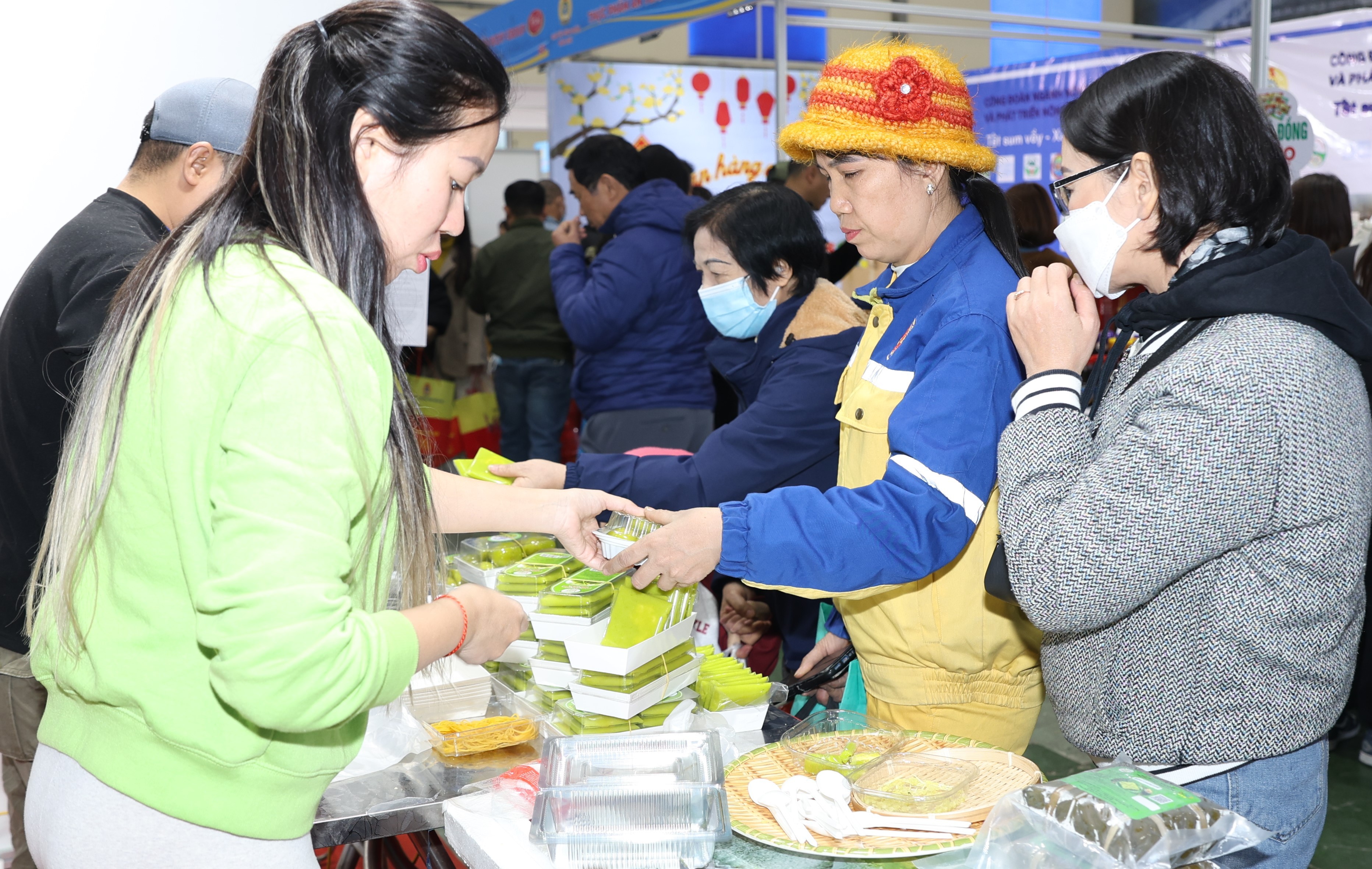 Công nhân lao động Thủ đô nô nức mua sắm tại “Chợ Tết Công đoàn”