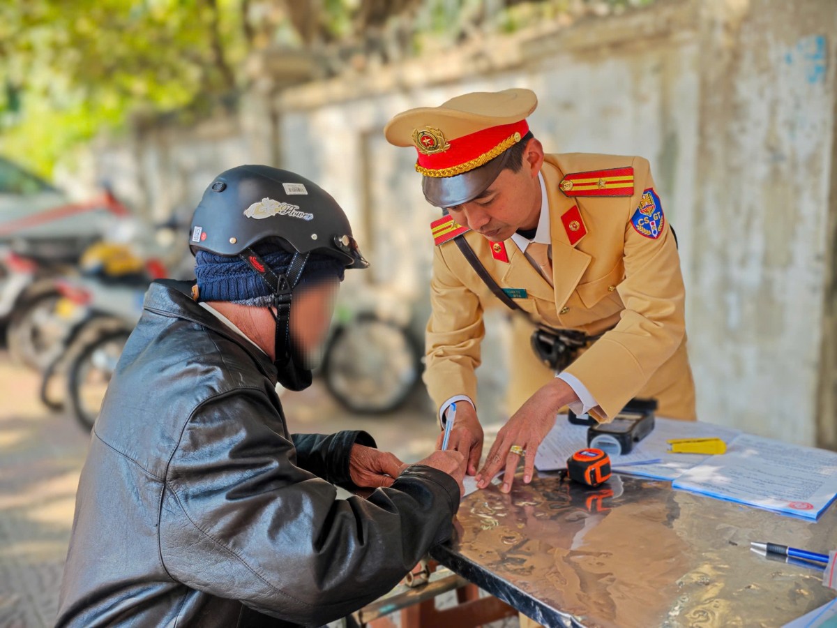 Đi xe đạp điện vi phạm nồng độ cồn, người đàn ông bị phạt và tạm giữ phương tiện