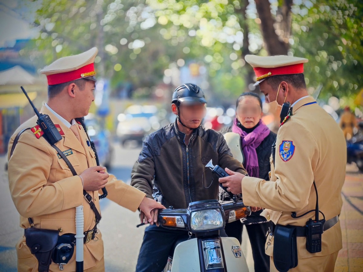 Đi xe đạp điện vi phạm nồng độ cồn, người đàn ông bị phạt và tạm giữ phương tiện