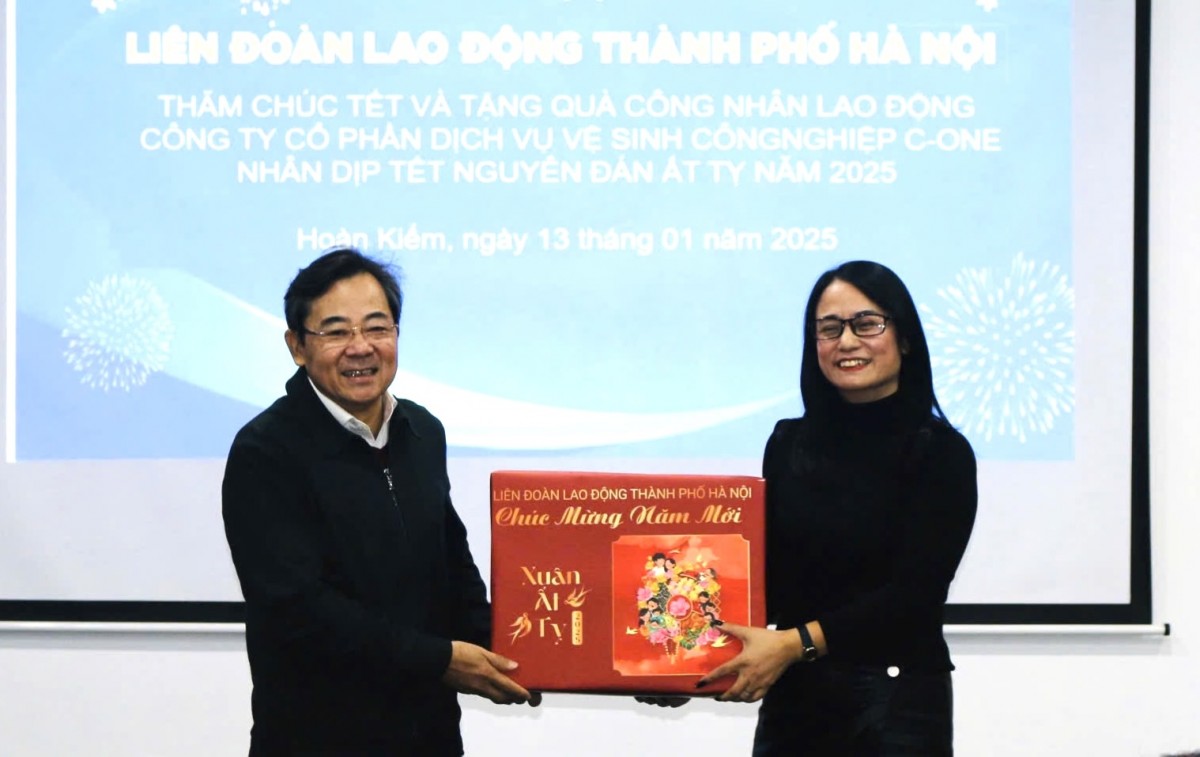 Lãnh đạo LĐLĐ thành phố Hà Nội thăm, tặng quà Tết công nhân lao động quận Hoàn Kiếm