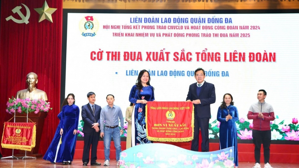 LĐLĐ quận Đống Đa vinh dự nhận Cờ thi đua xuất sắc của Tổng LĐLĐ Việt Nam