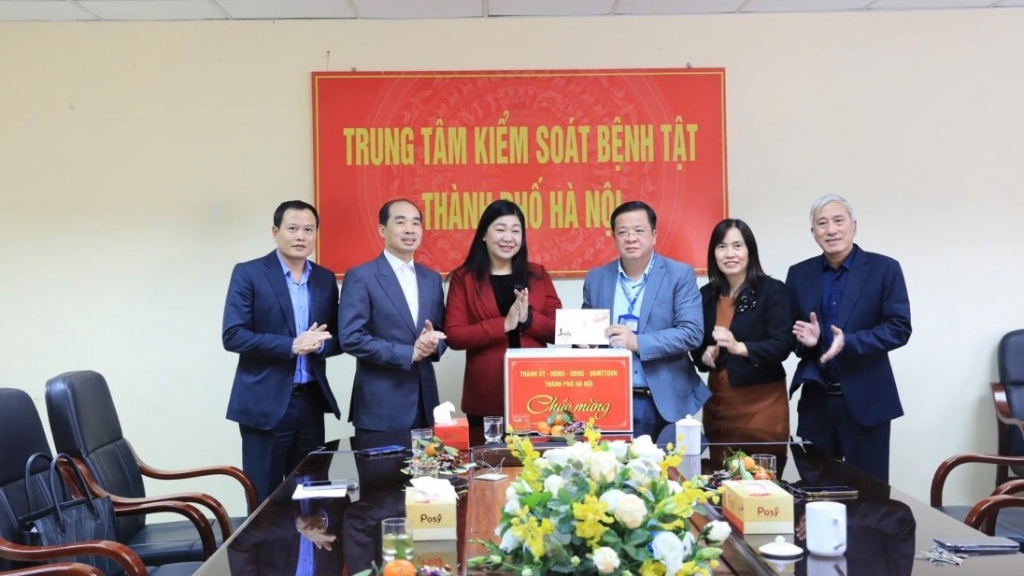 Lãnh đạo Mặt trận Hà Nội thăm, tặng quà Tết Trung tâm Kiểm soát bệnh tật Thành phố