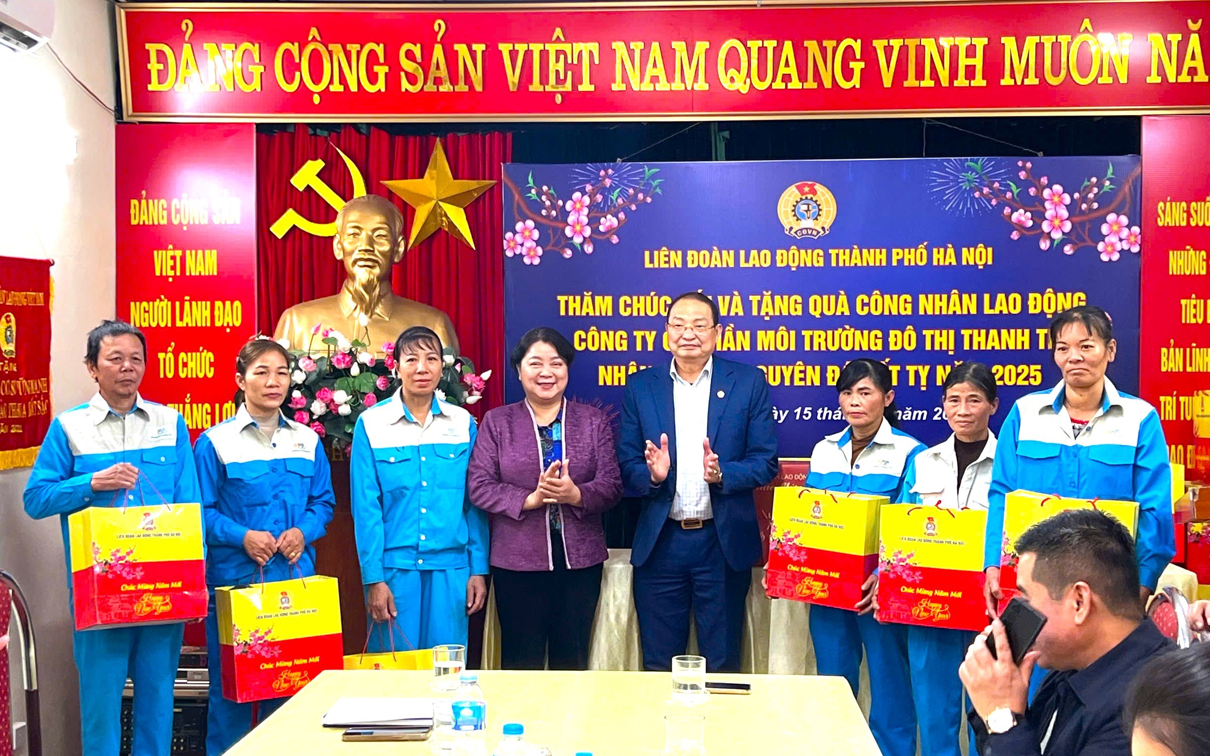 Lãnh đạo Ủy ban Tư pháp của Quốc hội và LĐLĐ thành phố Hà Nội thăm và tặng quà tại huyện Thanh Trì