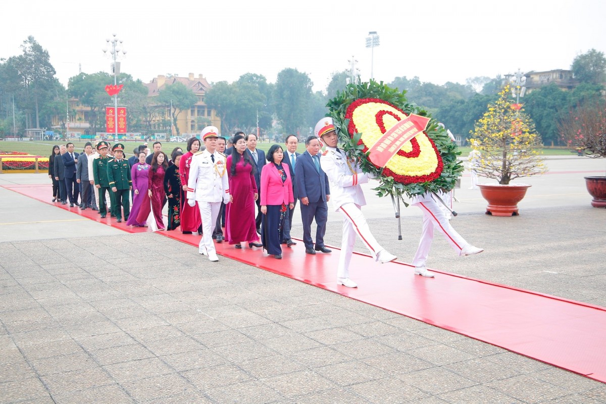 Đoàn đại biểu thành phố Hà Nội vào Lăng viếng Chủ tịch Hồ Chí Minh. 