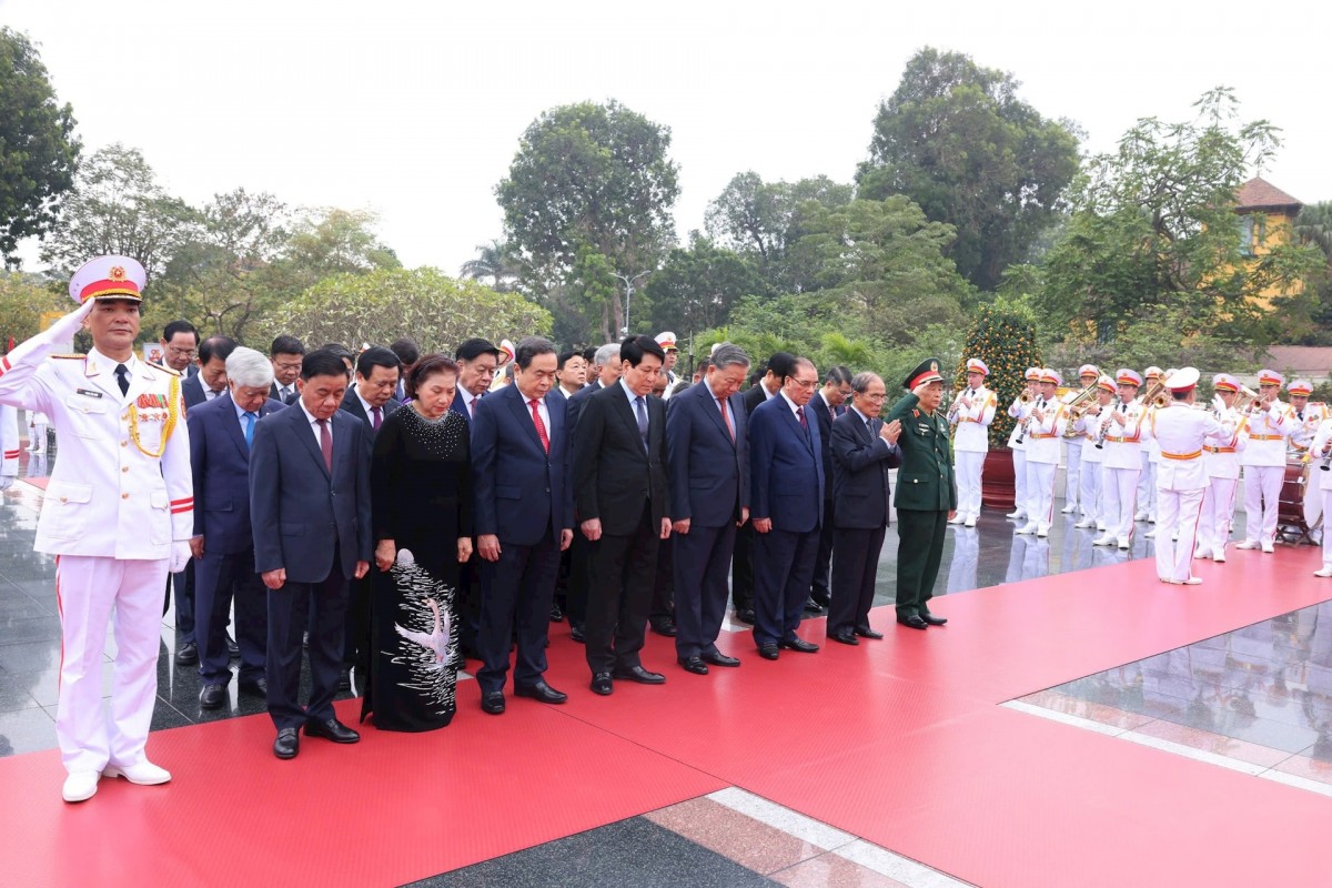 Đoàn đại biểu Ban Chấp hành Trung ương Đảng, Nhà nước, Quốc hội, Chính phủ, Ủy ban Trung ương Mặt trận Tổ quốc Việt Nam tưởng niệm các Anh hùng liệt sĩ. 