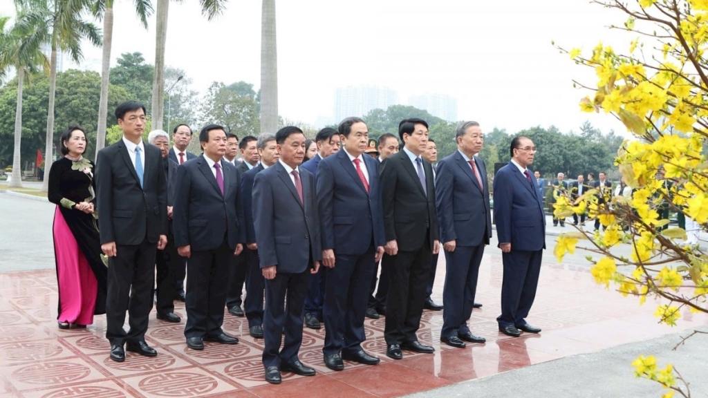 Lãnh đạo Đảng, Nhà nước và thành phố Hà Nội dâng hương tại Nghĩa trang Mai Dịch