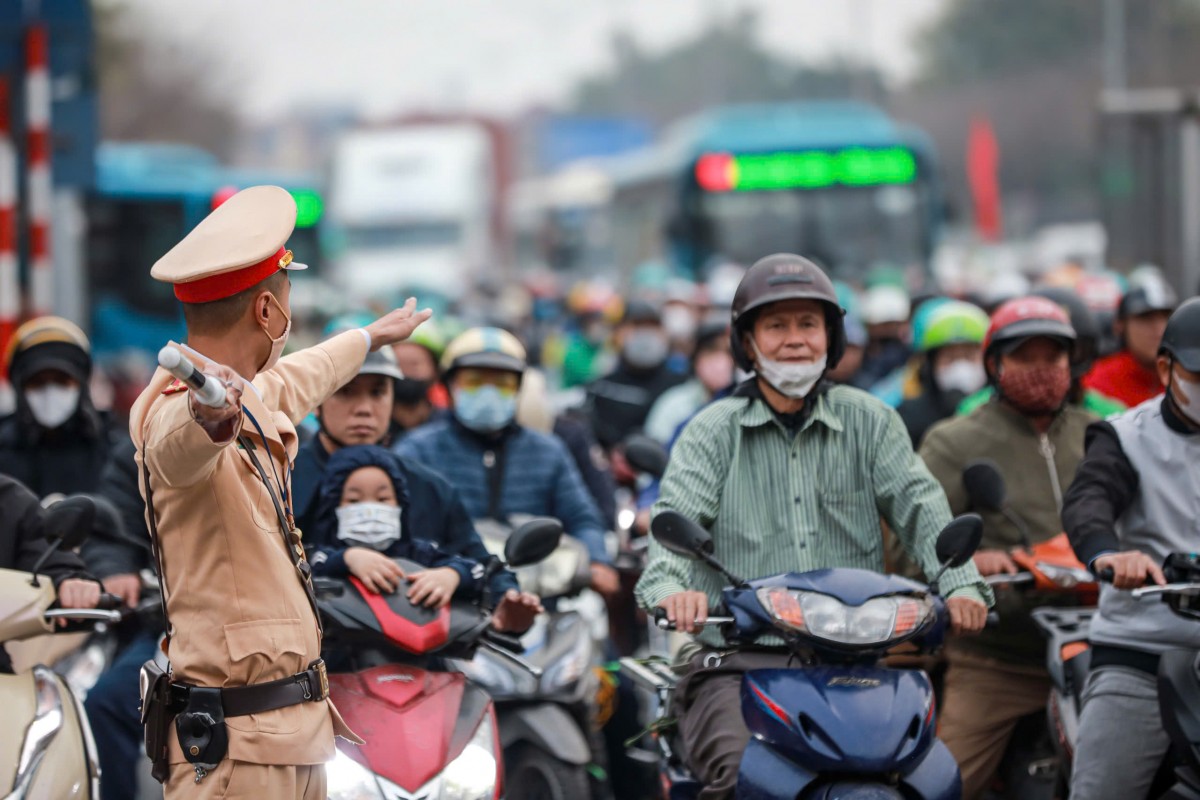 Cảnh sát giao thông ứng trực bảo đảm giao thông ngày cuối trước kỳ nghỉ Tết Nguyên đán