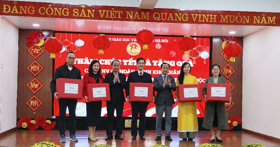 Thiết thực chăm lo đời sống cán bộ, giáo viên, nhân viên dịp Tết Ất Tỵ