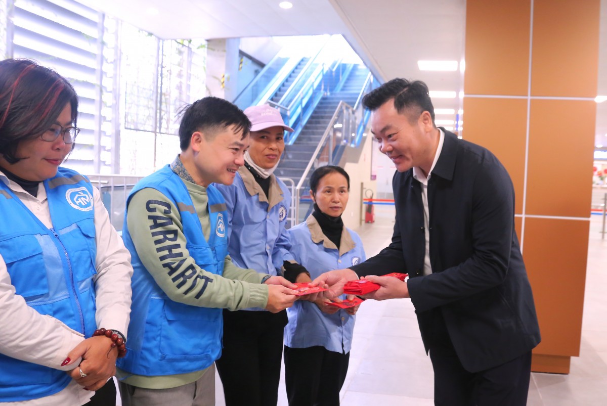 Thăm và động viên đoàn viên, người lao động Hanoi Metro ứng trực Tết