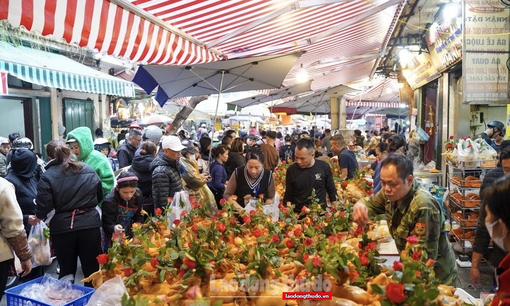 Sắm Tết ở “chợ nhà giàu” Hà Nội