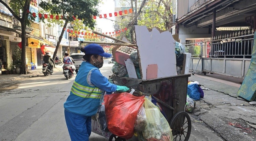 Những “chiến binh thầm lặng” giữ phố phường sạch đẹp đón Tết