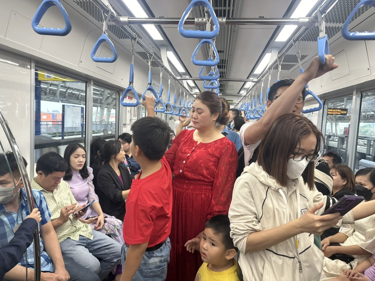 Tuyến metro số 1 tăng chuyến phục vụ người dân chơi Tết