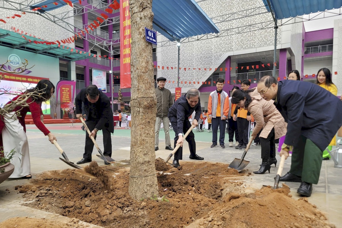 Lãnh đạo quận Ba Đình trồng cây trong khuôn viên Trường Trung học cơ sở Nguyễn Trãi